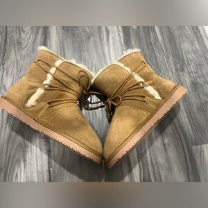 Minnetonka Tan Winter Boots with Fur Lining